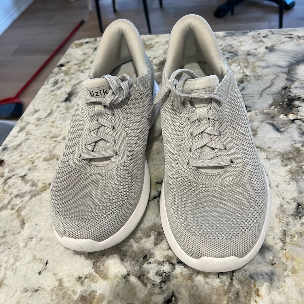 Gray Athletic Shoes with Textured Fabric and Low-Top Design
